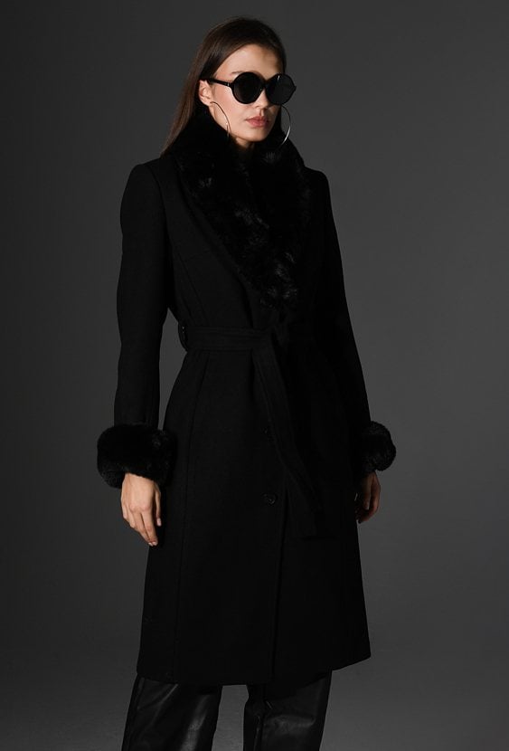 Stylowy płaszcz z odpinanym futerkiem