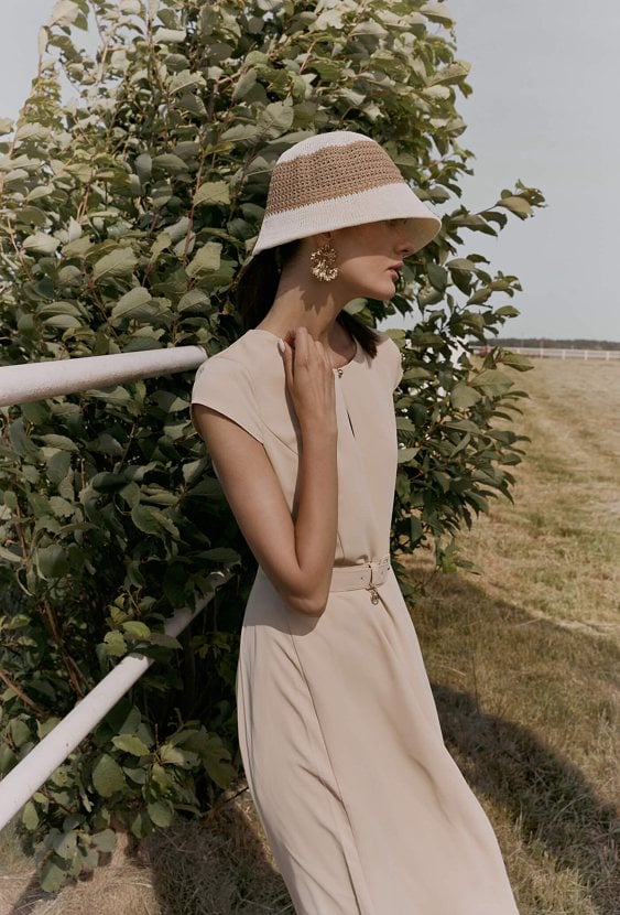 Elegancka sukienka z paskiem