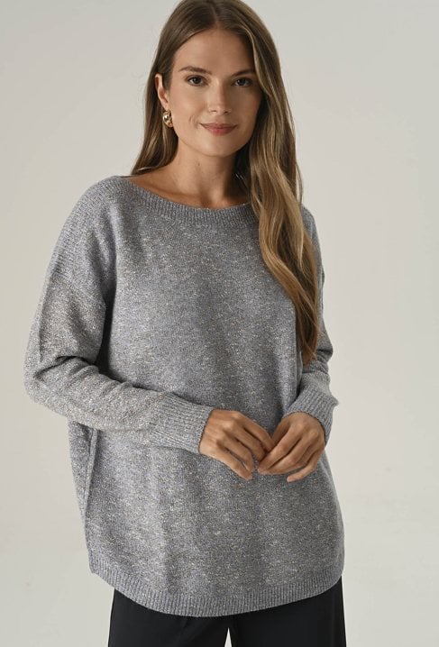 Sweter z miękkiej przędzy w metaliczną nicią