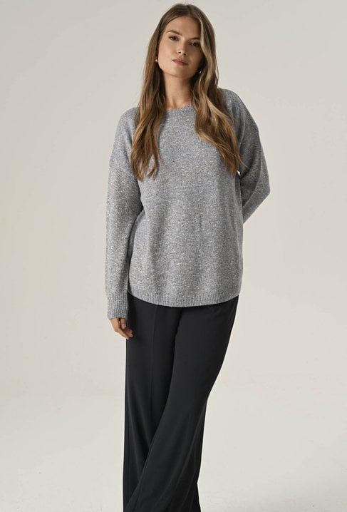 Sweter z miękkiej przędzy w metaliczną nicią