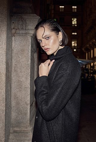 Czarny płaszcz z wełną