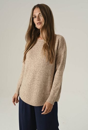 Sweter z miękkiej przędzy w metaliczną nicią