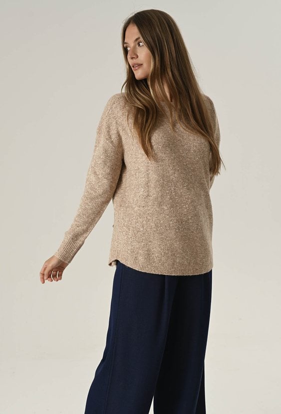 Sweter z miękkiej przędzy w metaliczną nicią