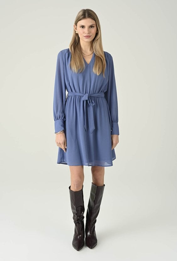 Niebieska sukienka z paskiem i dekoltem V