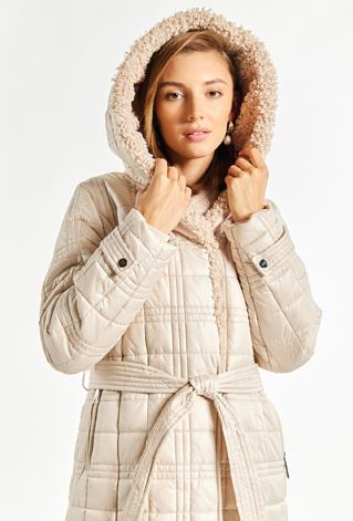 Pikowany płaszcz z wiązaniem