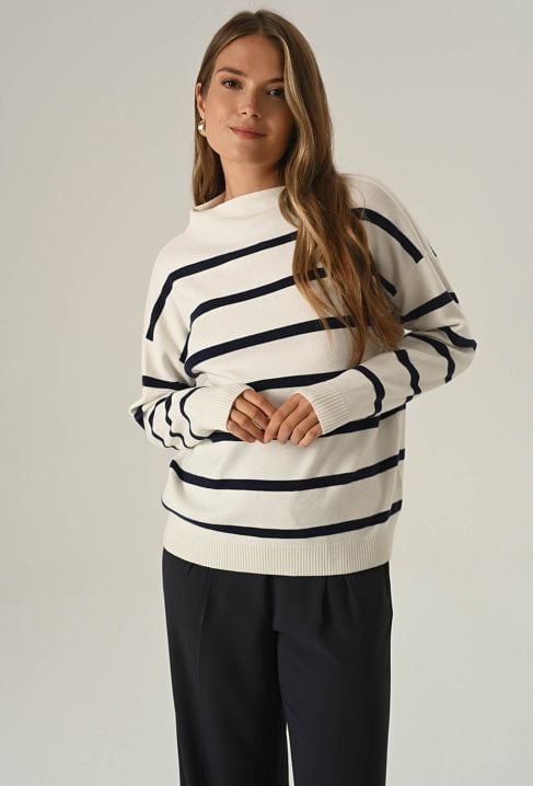 Sweter w paski ze stójką