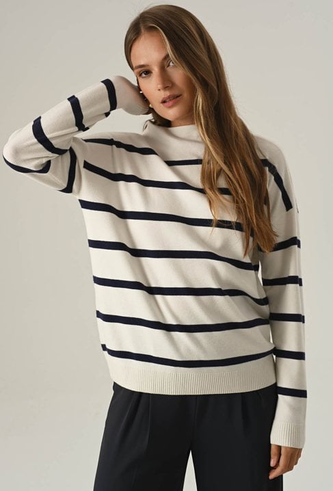 Sweter w paski ze stójką