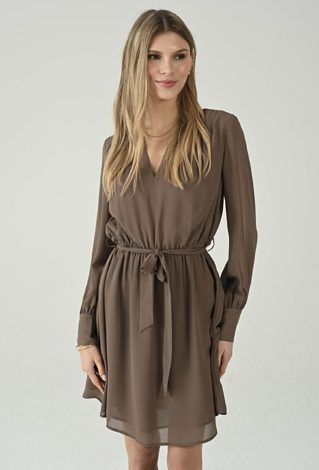 Beżowa sukienka z paskiem i dekoltem V