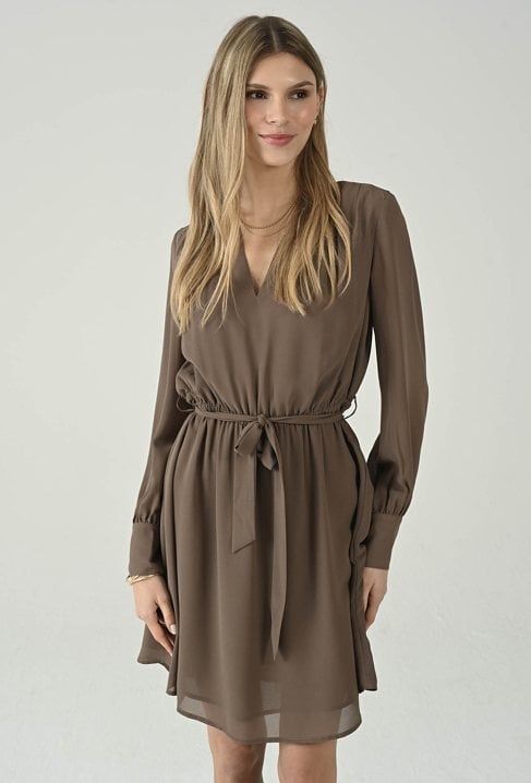 Beżowa sukienka z paskiem i dekoltem V