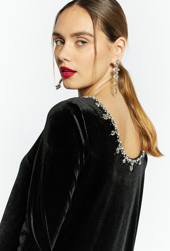 Welurowa sukienka z biżuteryjną aplikacją