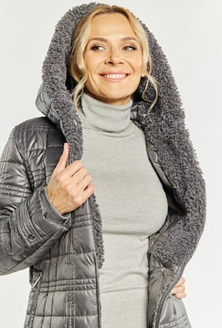 Pikowany płaszcz z wiązaniem