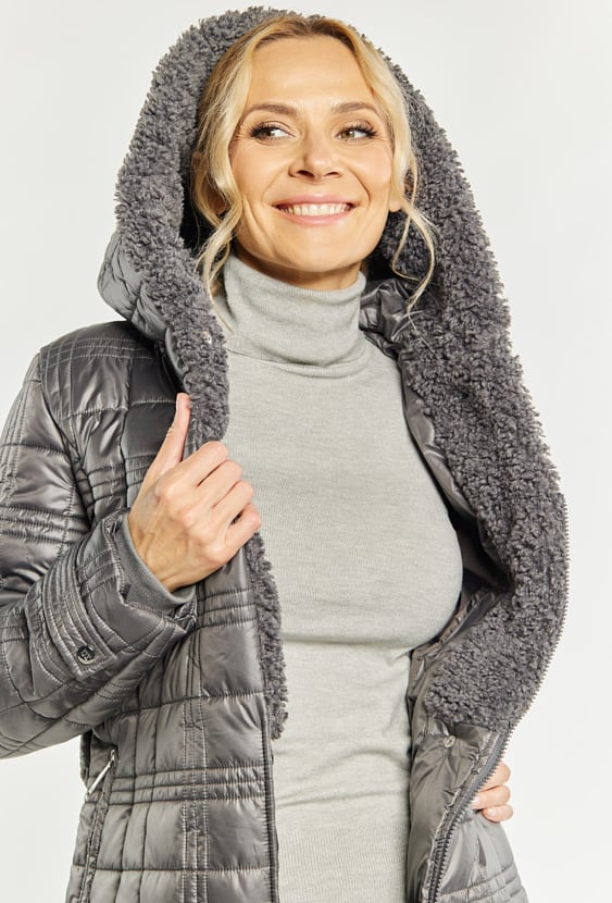 Pikowany płaszcz z wiązaniem