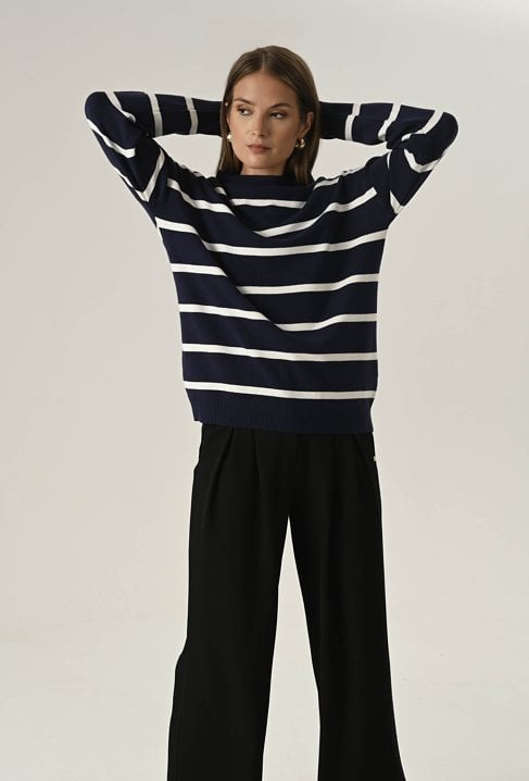 Sweter w paski ze stójką