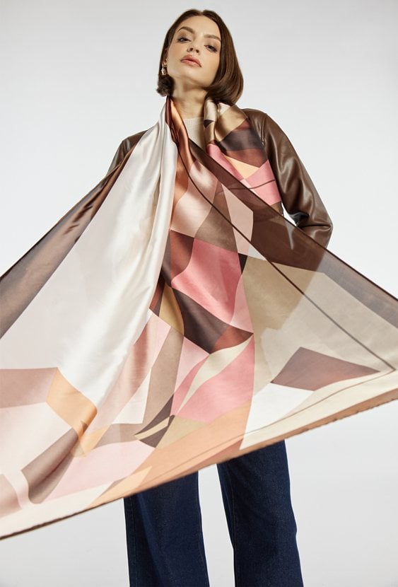 Szal w stonowanych kolorach