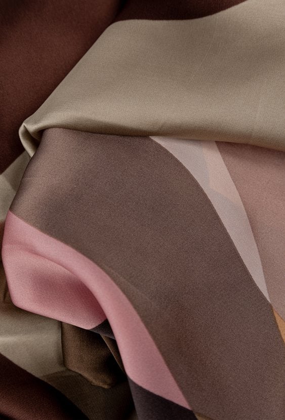 Szal w stonowanych kolorach