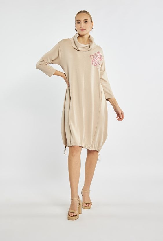 Sukienka z kwiatowym wzorem