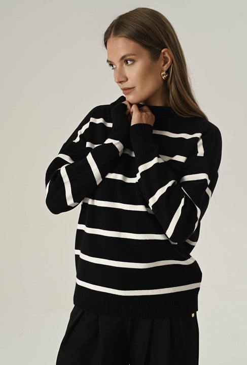 Sweter w paski ze stójką