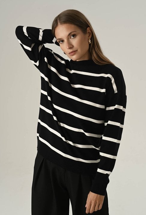 Sweter w paski ze stójką