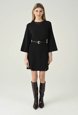 Czarna sukienka z paskiem i rękawem 3/4