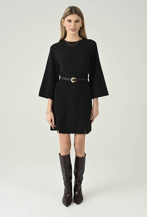 Czarna sukienka z paskiem i rękawem 3/4