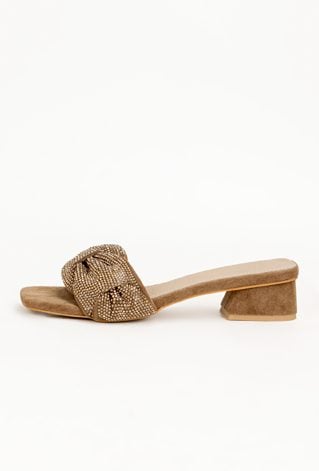 Klapki z ozdobnym paskiem