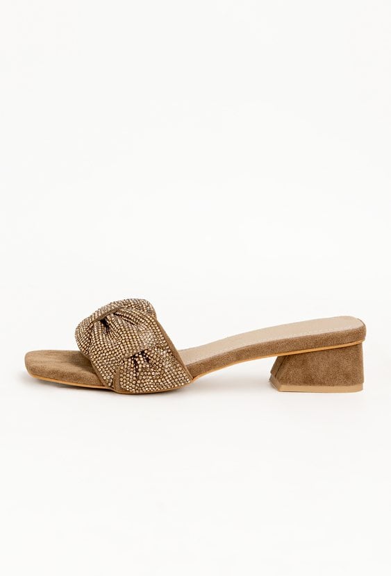 Klapki z ozdobnym paskiem