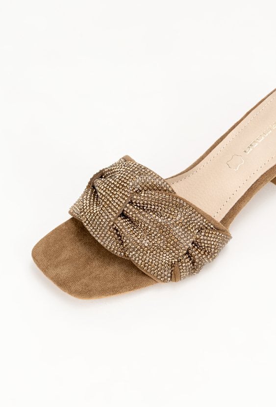 Klapki z ozdobnym paskiem