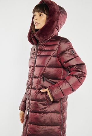 Pikowany płaszcz z kapturem