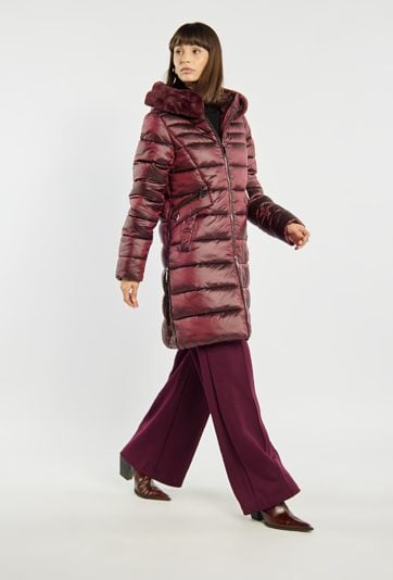 Pikowany płaszcz z kapturem