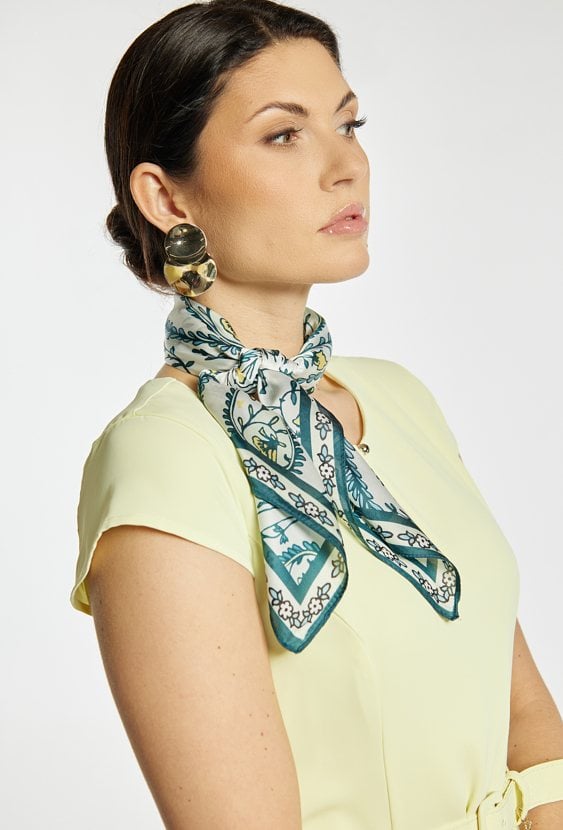 Apaszka z drobnymi kwiatami