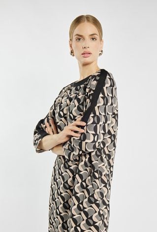 Sukienka z geometrycznym wzorem