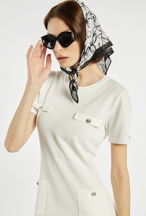 Apaszka w czarno-białej kolorystyce