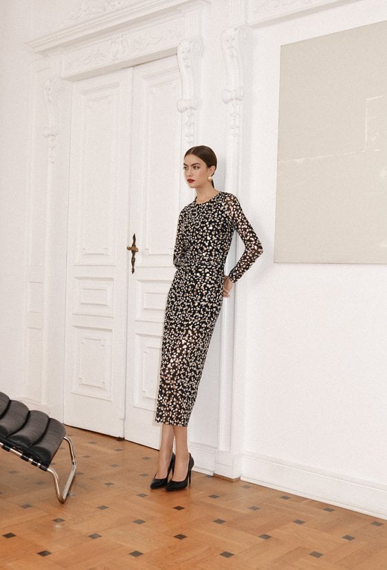 Dopasowana sukienka z wzorem