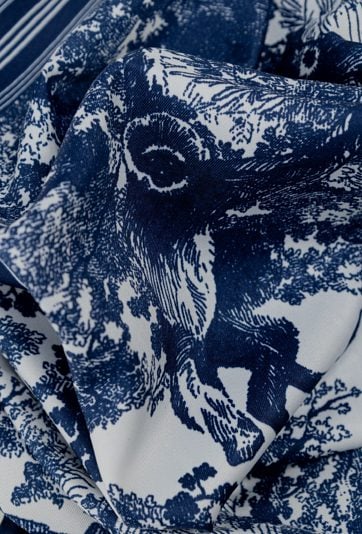 Apaszka z granatowym wzorem