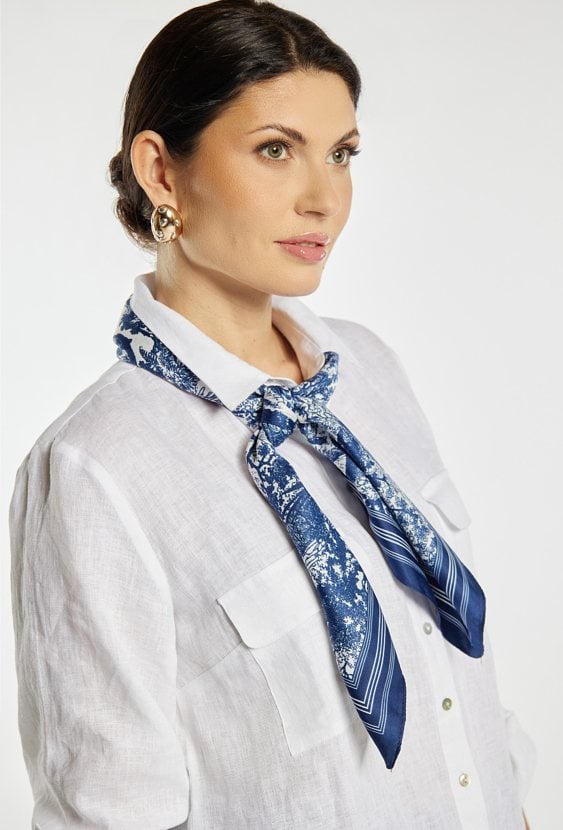 Apaszka z granatowym wzorem