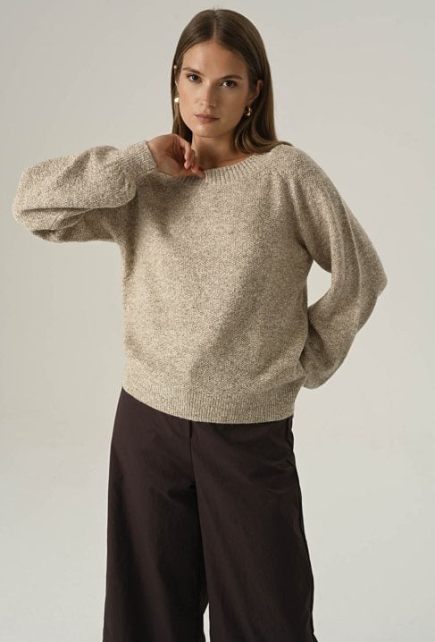 Beżowy sweter z metalizowaną nicią