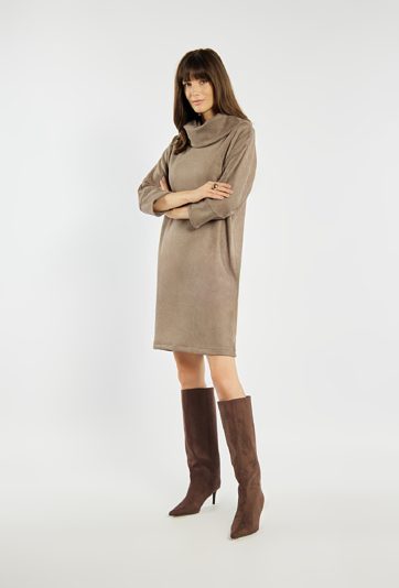 Sukienka z szerokim kołnierzem