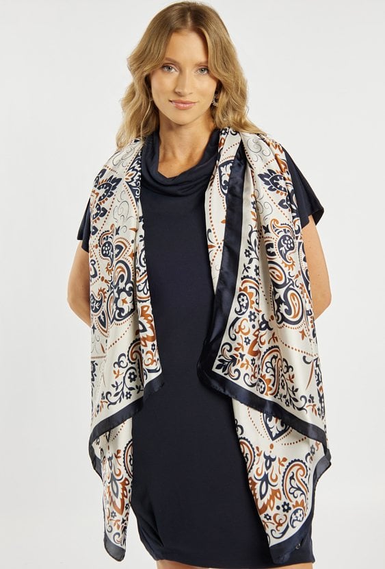 Wzorzysty szal damski