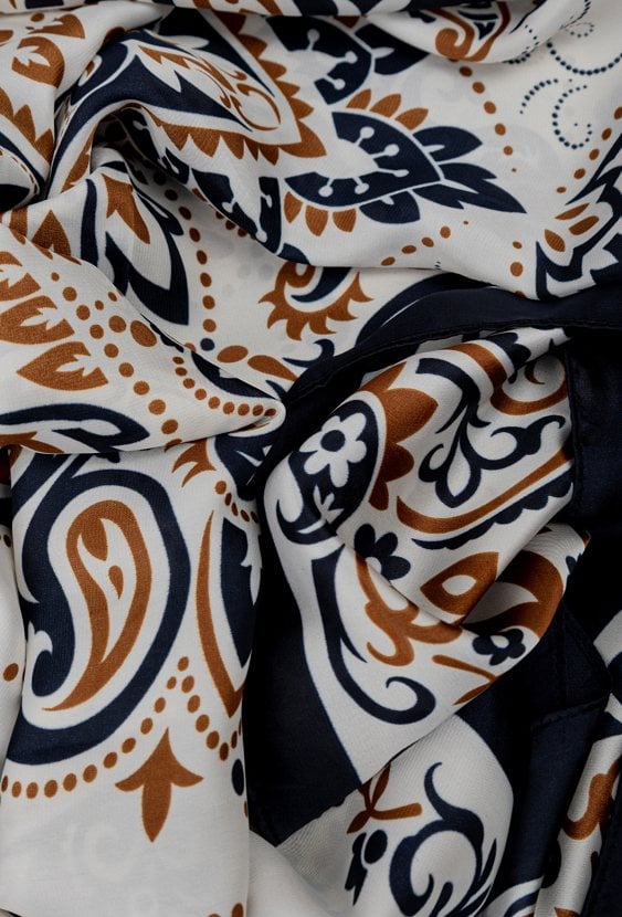 Wzorzysty szal damski