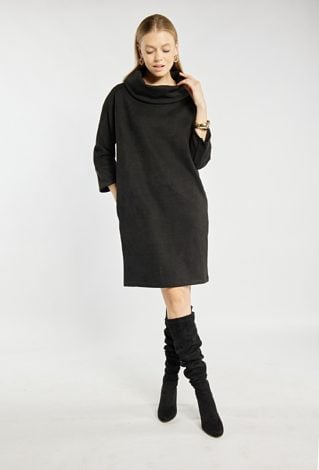 Sukienka z szerokim kołnierzem