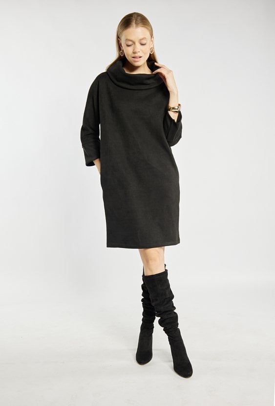 Sukienka z szerokim kołnierzem