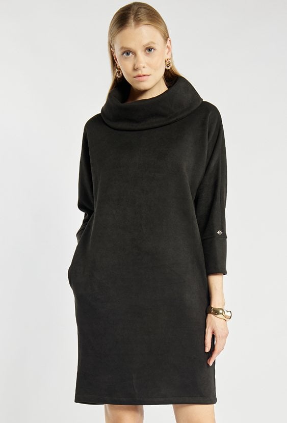 Sukienka z szerokim kołnierzem