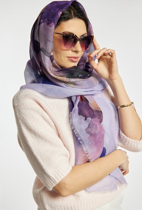 Szal z malarskim wzorem