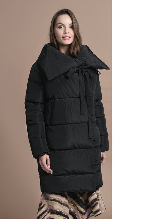 Czarna kurtka z wysokim kołnierzem