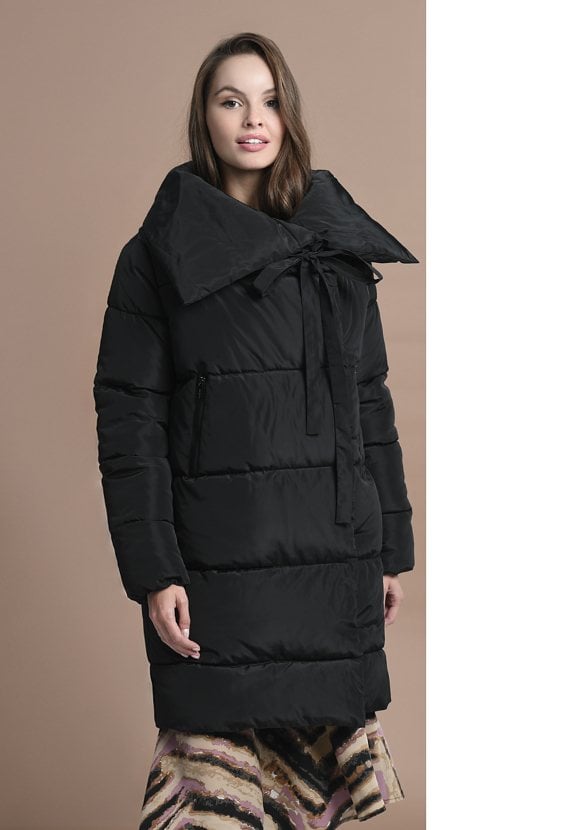 Czarna kurtka z wysokim kołnierzem