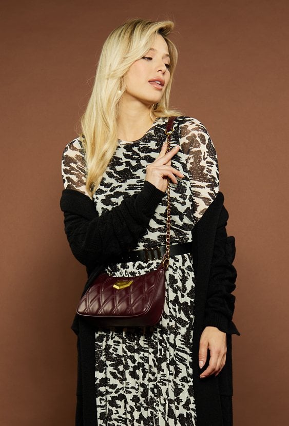 Mała torba damska z ozdobną blaszką