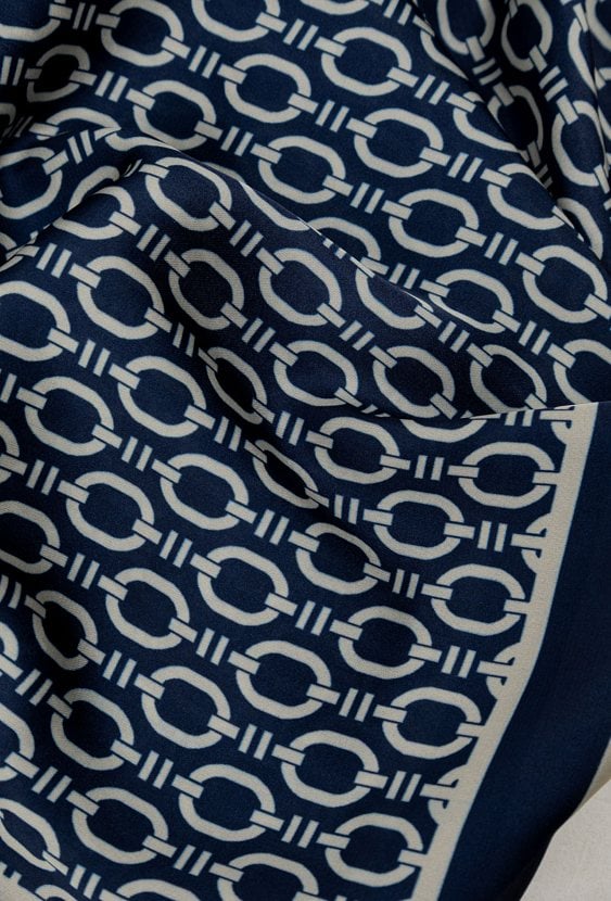 Granatowa apaszka z wzorem