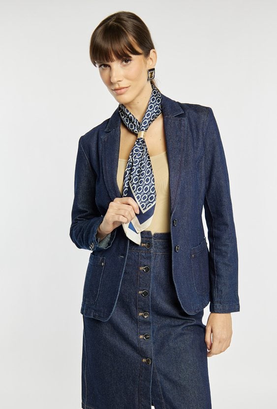 Granatowa apaszka z wzorem