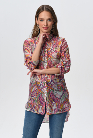 Koszula ze zwiewnej tkaniny w energetyczny wzór
