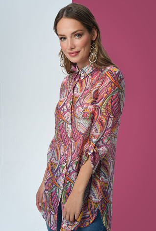 Koszula ze zwiewnej tkaniny w energetyczny wzór